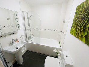 Apartment, Multiple Beds | Bathroom | Combined shower/tub, towels - Flat 3 Seabreeze (Bournemouth)