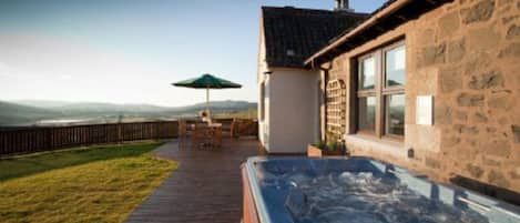 Cottage, Multiple Beds | Outdoor spa tub