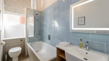 Apartment, Multiple Beds | Bathroom | Combined shower/bathtub, deep-soaking bathtub, hair dryer, towels