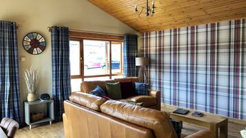 Huisje, meerdere bedden | Woonkamer | Een televisie en een dvd-speler