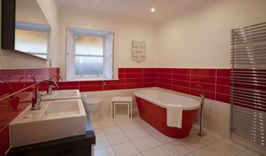Cottage, 1 letto king | Bagno | Vasca e doccia separate, vasca da bagno a immersione totale