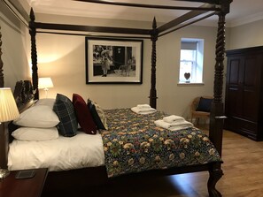 Cottage, 1 King Bed | 1 bedroom, iron/ironing board, travel cot, WiFi - Cherry Blossom Cottage (Cupar)