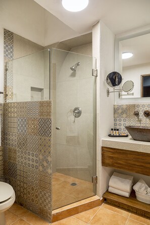 Luxury Süit, Birden Çok Yatak | Banyo | Duş, ücretsiz banyo/kozmetik ürünleri, saç kurutma makinesi, havlu 
