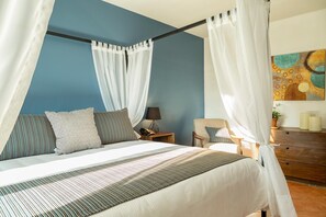 Premium bedding, in-room safe, individually decorated - Morazul Hotel Boutique (Querétaro)