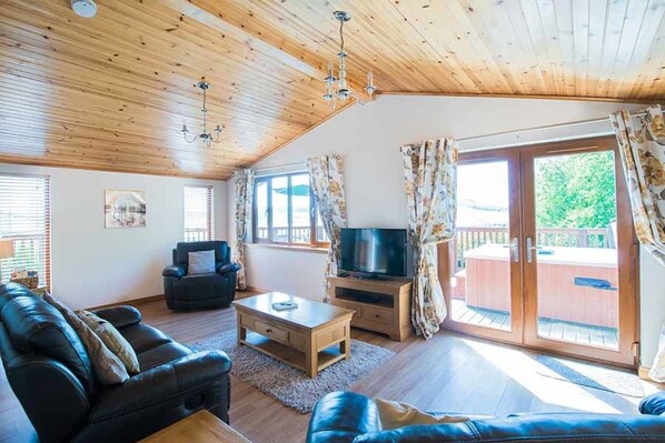 小屋, 多张床 | 起居区 | 电视、DVD 播放器