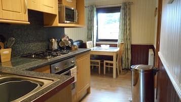 Cabin, 1 King Bed | Private kitchen | Fridge, microwave, oven, stovetop