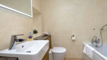 Cottage, Multiple Beds | Bathroom | Combined shower/bathtub, deep-soaking bathtub, hair dryer, towels