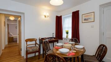 Cottage, Multiple Beds | In-room dining