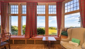 House, Multiple Beds | Living room | TV, fireplace