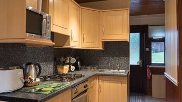 Cabin, 1 King Bed | Private kitchen | Fridge, microwave, oven, stovetop