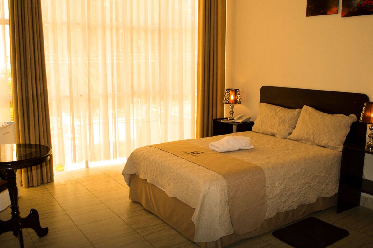 Standard Room | Minibar, desk, WiFi (free), bed sheets