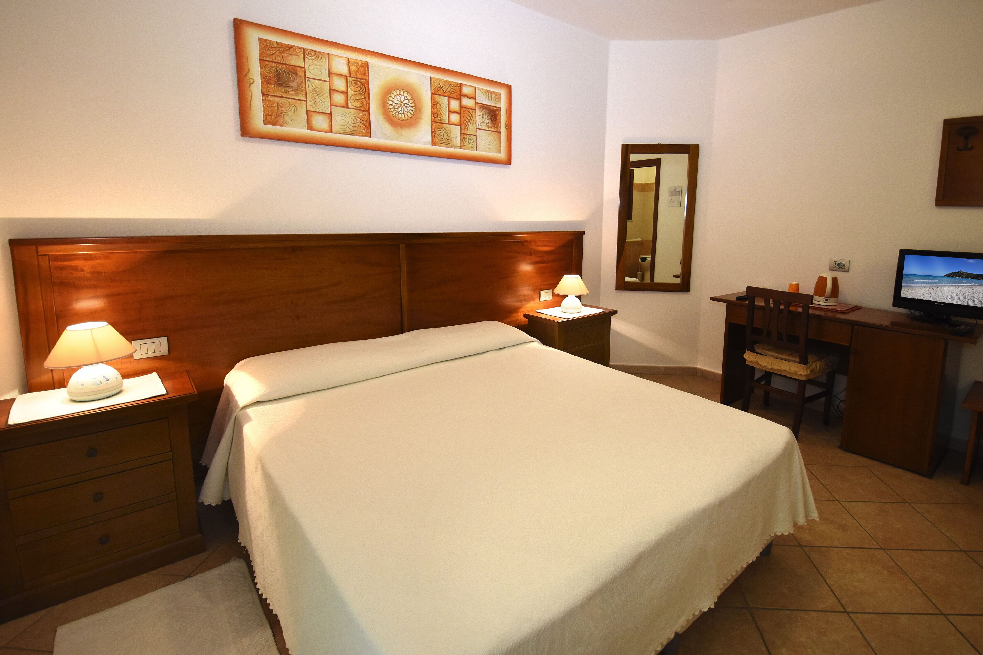 Decoración personalizada, escritorio y espacio para trabajar con laptop 