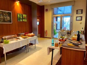 Desayuno buffet todos los días (con cargo)