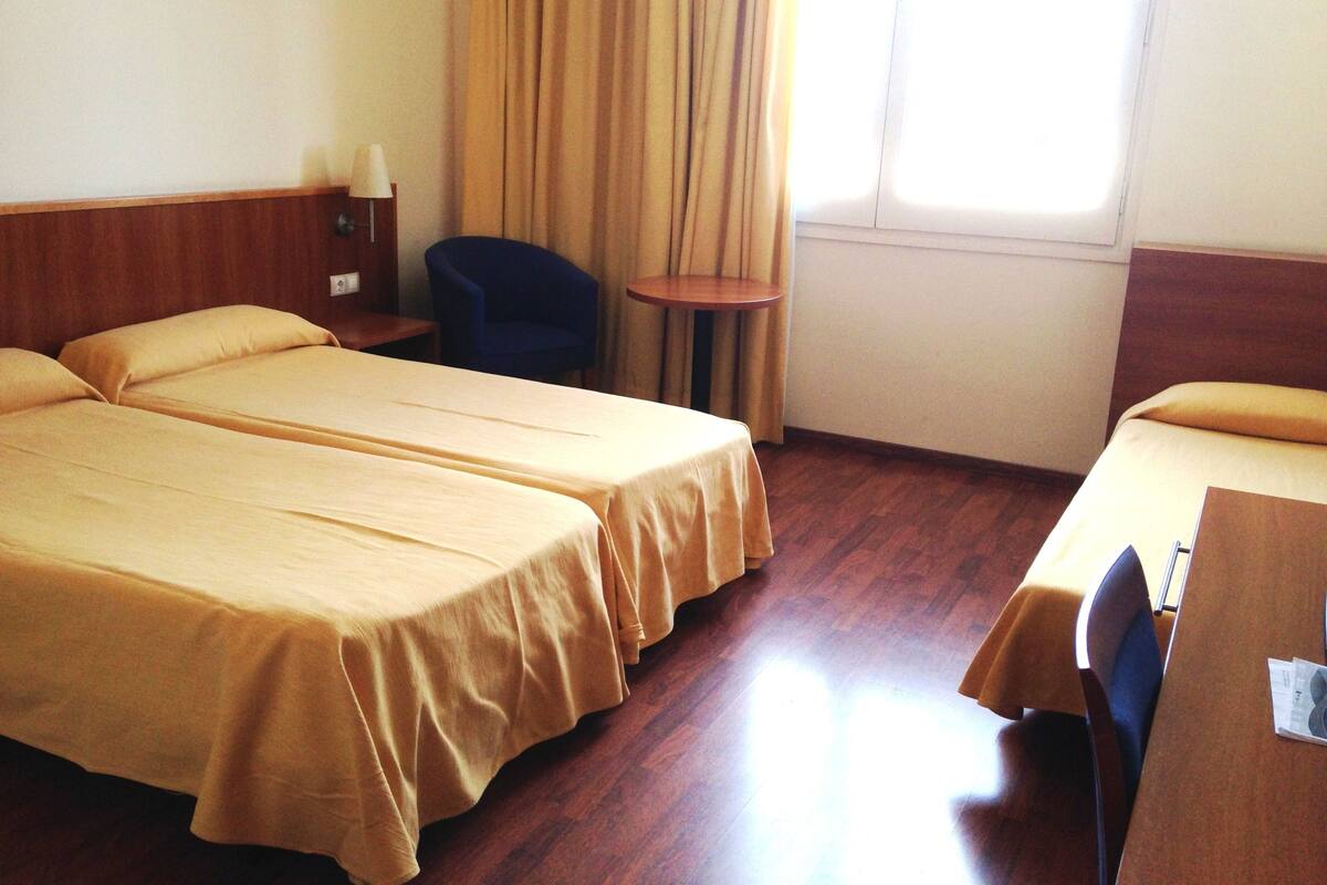 Habitación triple | Caja fuerte, escritorio, espacio para trabajar con un portátil