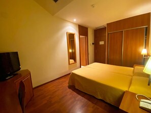 Caja de seguridad en la habitación y escritorio 