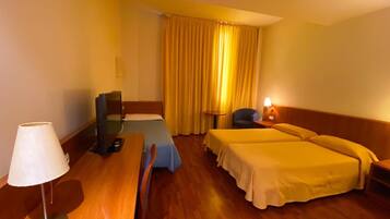 Een kluis op de kamer, een bureau, een laptopwerkplek