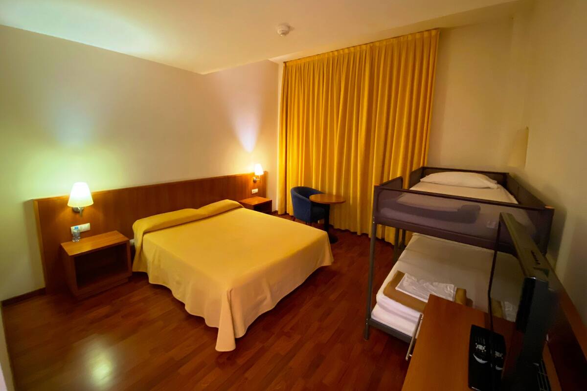 Habitación cuádruple básica | Caja fuerte, escritorio, espacio para trabajar con un portátil