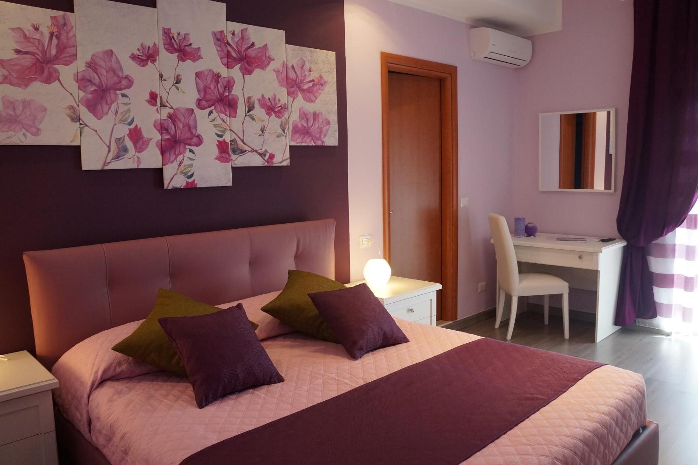 Un dormitorio con una cama, un escritorio y una silla.