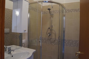Dusche, Regendusche, kostenlose Toilettenartikel, Bidet