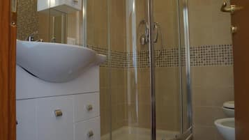 Shower, rainfall showerhead, free toiletries, bidet