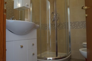Shower, rainfall showerhead, free toiletries, bidet - B&B Peschici 4 Stagioni (Peschici)