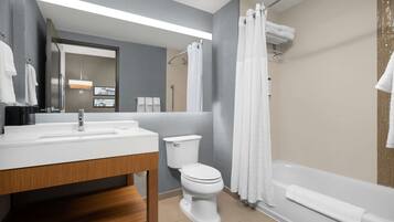 Een moderne badkamer met een wastafel, toilet en bad.