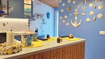 Apartamento, vista para o mar | Cozinha privada | Geladeira grande, micro-ondas, fogão, cooktop
