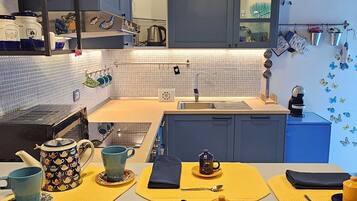 Apartamento, vista para o mar | Cozinha privada | Geladeira grande, micro-ondas, fogão, cooktop