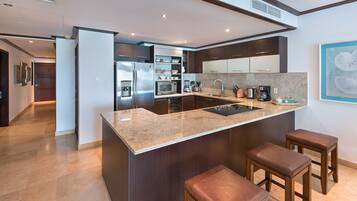 Condo superluxo | Cozinha privada | Geladeira grande, micro-ondas, fogão, cooktop