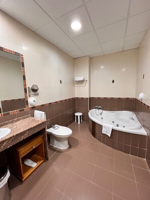 Junior Suite | Bathroom | Free toiletries, hair dryer, towels - Hotel Las Tablas (Daimiel)