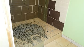 Ducha, artículos de tocador gratuitos, secador de pelo, toallas