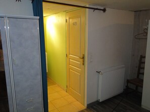 Suite studio familiale | Salle de bain | Douche, articles de toilette (gratuits), séchoir à cheveux