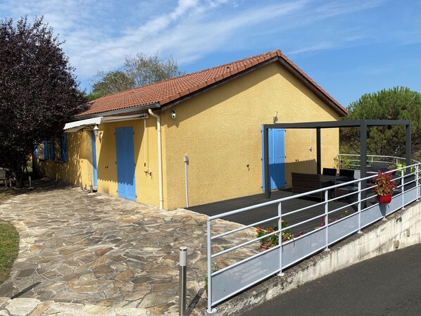 Front of property - La Maison Provençale (Unieux)