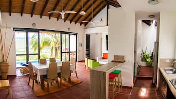 Exclusive Villa, 3 Bedrooms | Makan dalam bilik