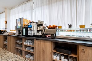 Daily continental breakfast (EUR 15.00 per person)
