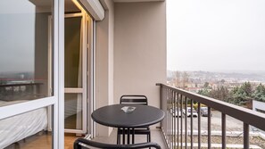 Desk, laptop workspace, travel crib, free WiFi