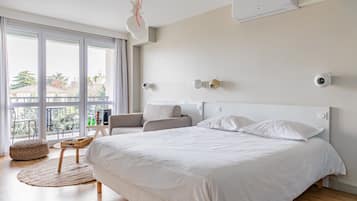 Desk, laptop workspace, travel cot, free WiFi