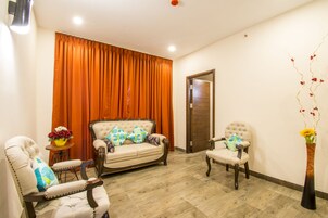 Suite Deluxe, no fumadores | Sala de estar | Televisión LED de 32 pulgadas con canales por cable, una televisión