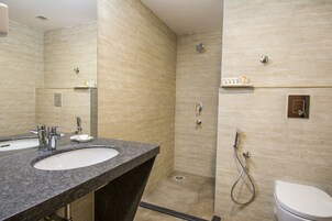 Suite Deluxe, no fumadores | Ducha del cuarto de baño