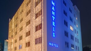 Hotel com design moderno, com uma placa de destaque e várias janelas.