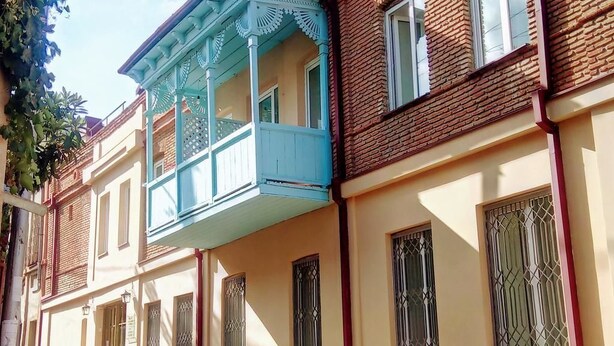 A row of terraced houses with balconies, featuring a mix of brick and plaster exteriors. - Old Town Mtatsminda (Tbilisi)