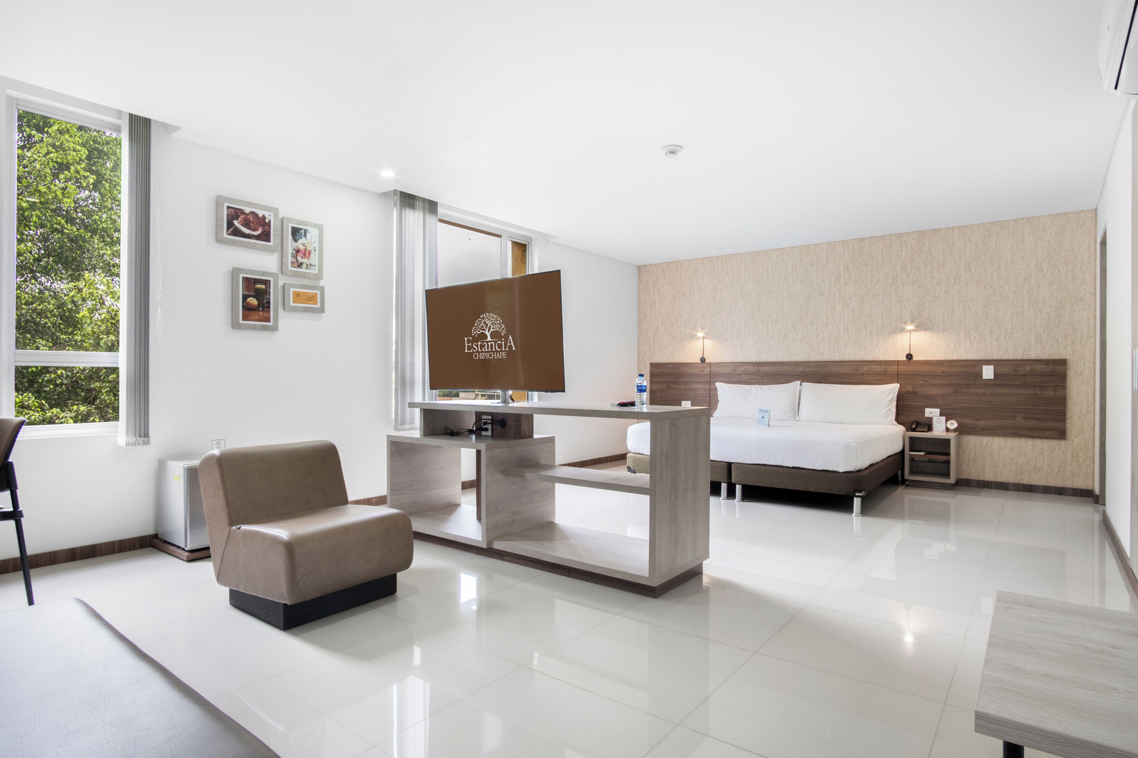 Studiosvit Deluxe | Sängtillbehör av högsta kvalitet, skrivbord och arbetsyta för laptop