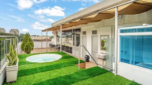 A rooftop terrace with a swimming pool, a covered seating area, and a glass-enclosed spa. - Hotel Estancia Chipichape Cali (Cali)