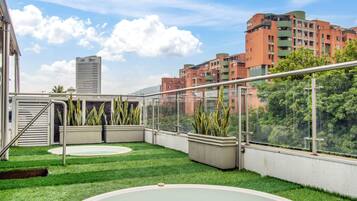 Bañera de hidromasaje al aire libre