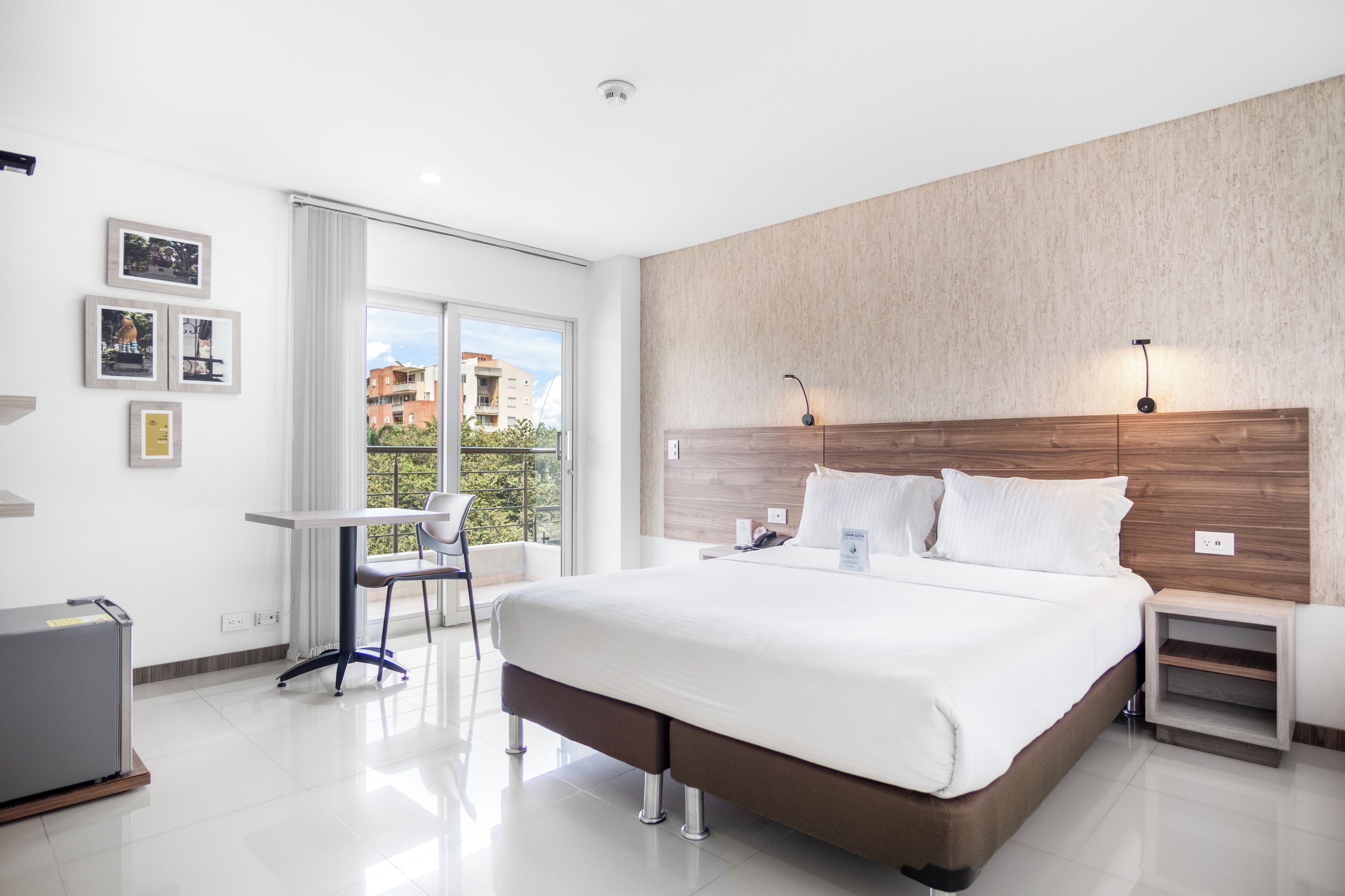 Superior-rum - balkong | Sängtillbehör av högsta kvalitet, skrivbord och arbetsyta för laptop