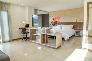 华丽开间套房 | 高档床上用品、办公桌、笔记本电脑工作区、遮光窗帘