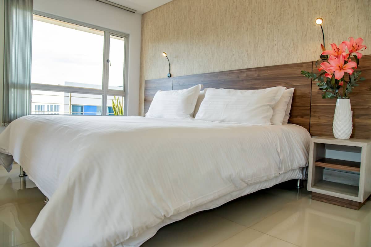1 slaapkamer, luxe beddengoed, een bureau, een laptopwerkplek