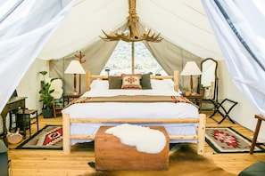 Tienda de lujo, 1 cama de matrimonio grande, vistas a la colina, junto a la montaña | Ropa de cama de alta calidad, edredones de plumas, caja fuerte