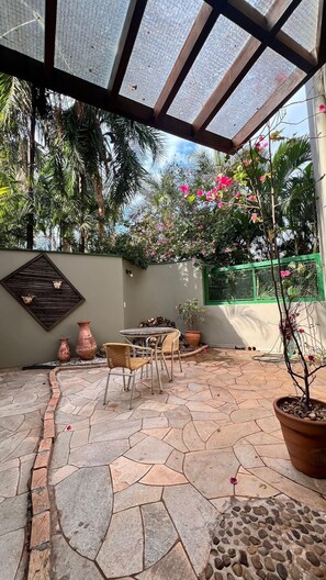 Sábanas de algodón egipcio, ropa de cama de alta calidad y minibar 