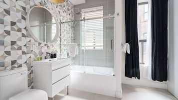 Comfort Apartment (Unit 6) | Bathroom | Deep-soaking bathtub, free toiletries, hair dryer, towels